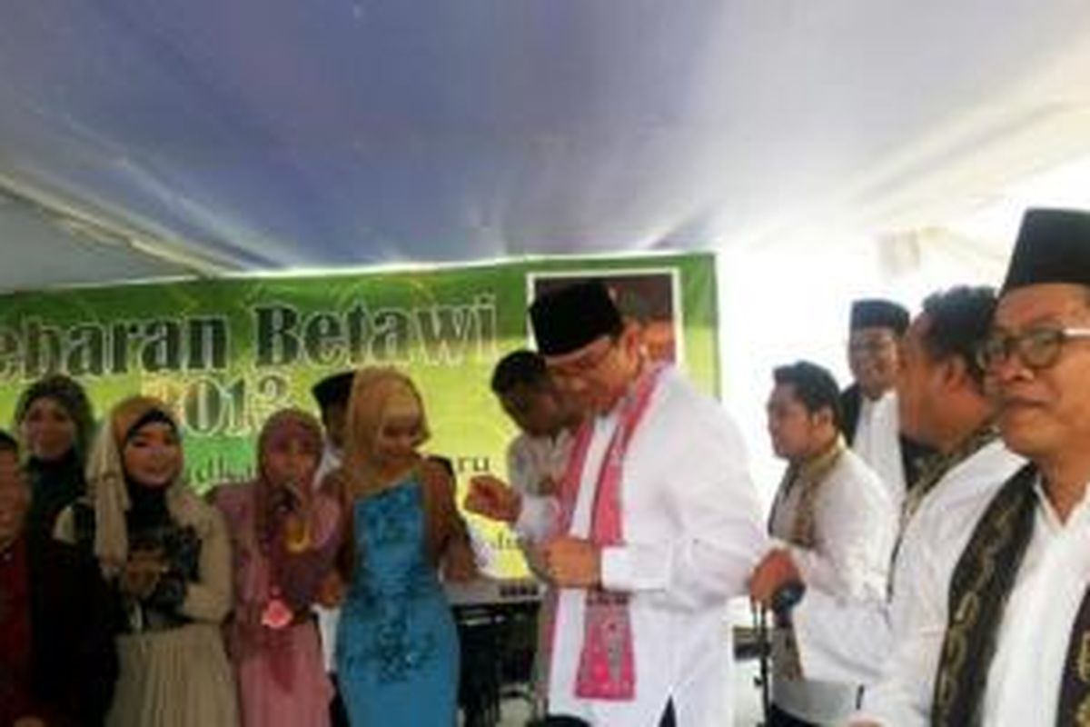 Wakil Gubernur DKI Jakarta, Basuki Tjahja Purnama (Ahok) berjoget saat menghadiri acara Lebaran Betawi di Monas, Sabtu (31/8/2013).