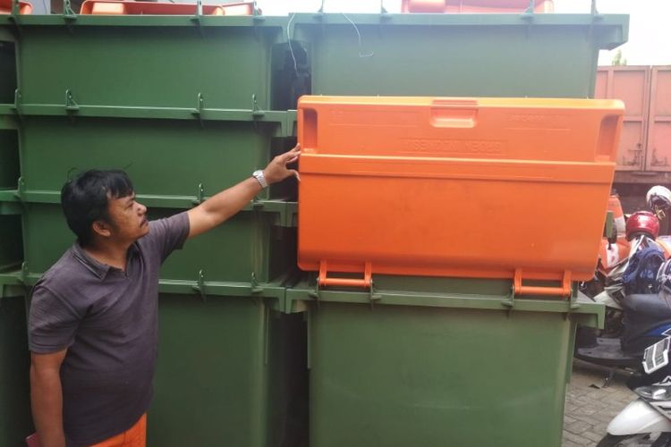Suku Dinas Lingkungan Hidup Jakarta Barat menerima 93 tempat sampah buatan Jerman yang didistribusikan ke 7 kecamatan, sementara sisanya masih berada di kantor Sudin LH pada Senin (4/6/2018). (Dok. Suku Dinas Lingkungan Hidup Jakarta Barat)