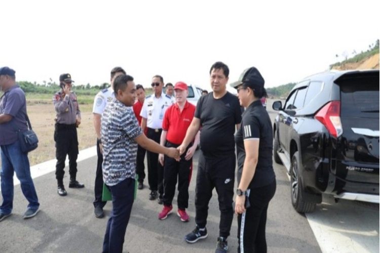 Wakil Gubernur Sulut Steven Kandouw saat meninjau Bandara Siau di Kabupaten Kepulauan Sitaro, Rabu (4/12/2019)