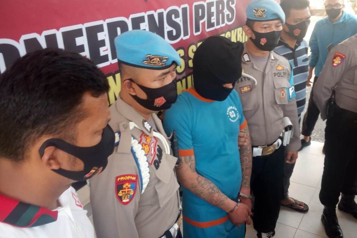 LL (26) dihadirkan dihadapan awak media di halaman Polres Cianjur, Senin (17/8/2020) setelah ditetapkan sebagai tersangka kasus pembacokan anggota polisi.