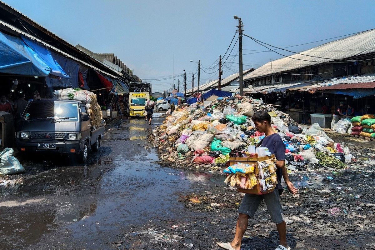 Tumpukan sampah di salah satu sudut di Pasar Induk Caringin, Kota Bandung Kamis (1/5/2205).