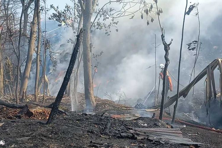 Gudang rosok dan kandang api di TPA Jatibarang Semarang, Jawa Tengah ludes terbakar 
