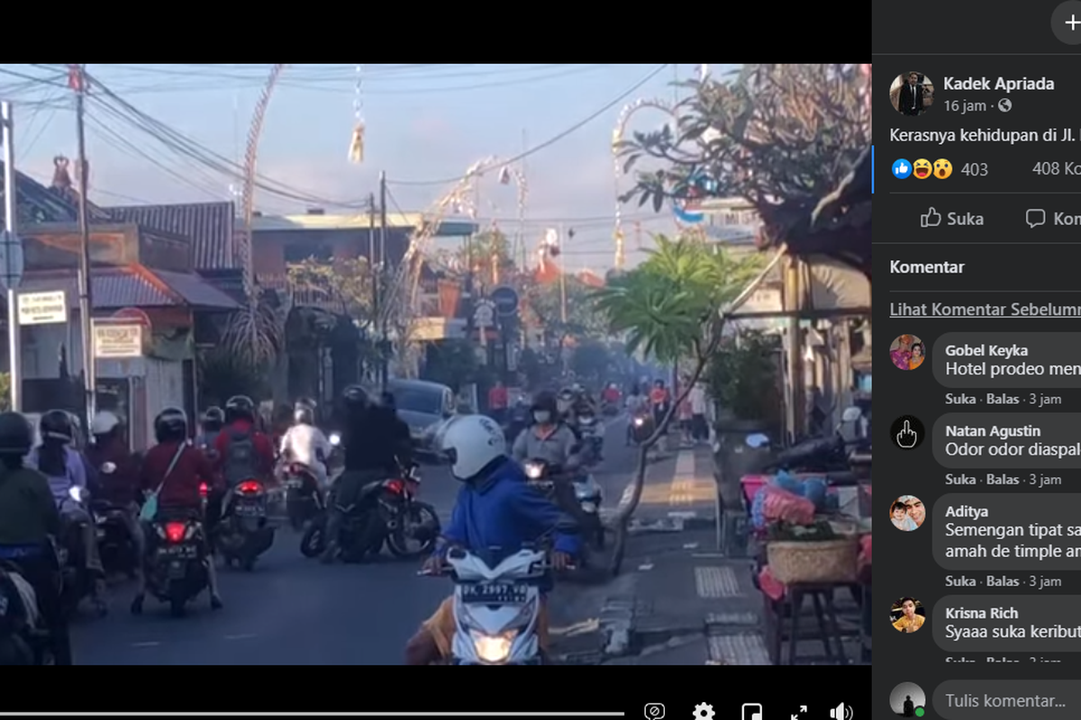 Tangkapan layar video dua pengendara sepeda motor berkelahi di tengah persimpangan jalan.