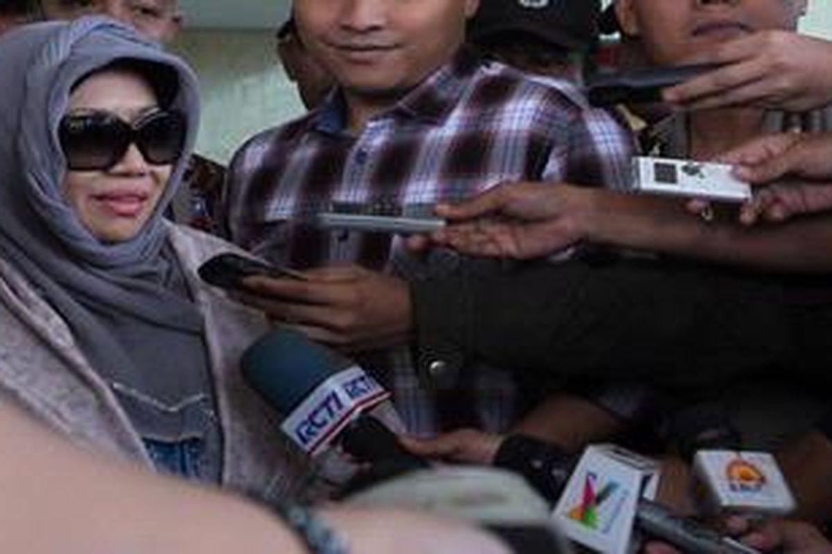 Nunun di Periksa - Nunun Nurbaeti usai menjalani pemeriksaan penyidik Komisi Pemberantasan Korupsi (KPK) di Gedung KPK, Jakarta, Jumat (30/12/2011). Nunun diperiksa terkait posisinya sebagai tersangka dalam kasus dugaan suap cek perjalanan pada pemilihan Deputi Gubernur Senior BI tahun 2004.