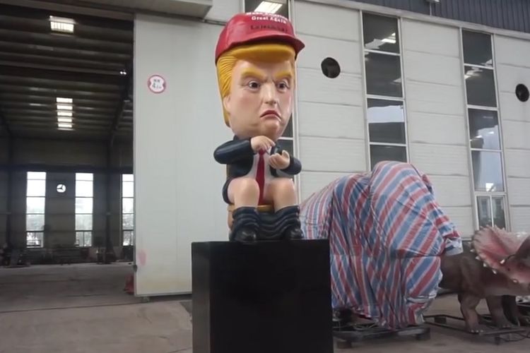 Penampakan patung Dumping Trump yang disiapkan untuk menyambut kedatangan Presiden AS Donald Trump ke Inggris, awal Juni mendatang.