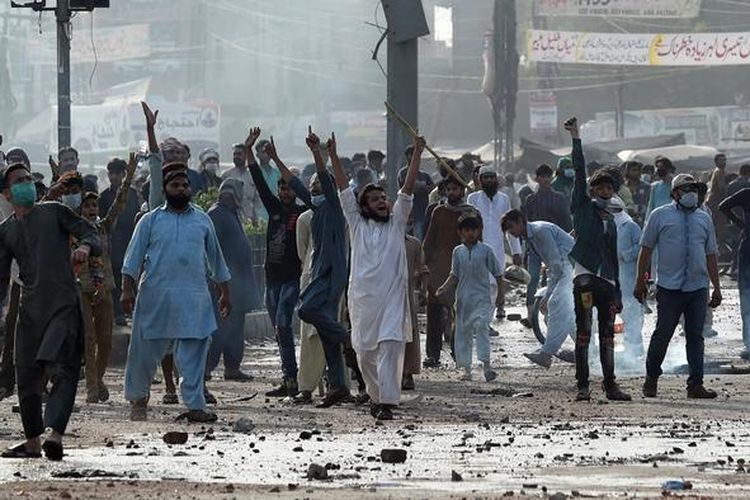 Pakistán disturbios, partidos islámicos chocan con la policía y paralizan el país