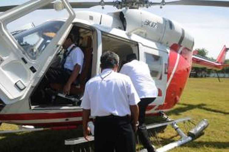 Soekarwo, Calon Gubernur Jawa Timur, membawa pesawat helikopter dalam agenda kampante di Kabupaten Pamekasan dan Sampang, Rabu (21/8/2013).