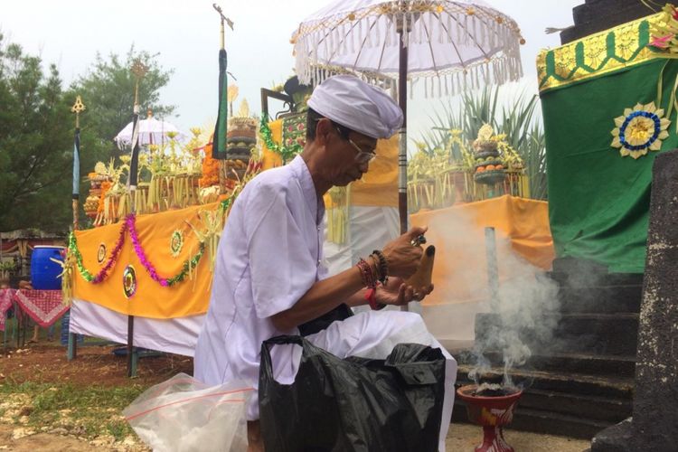 Seorang Mempersiapkan diri Saat Akan Memulai Perayaan Melasti di Pantai Ngobaran, Saptosari, Gunungkidul, Yogyakarta Selasa (19/2/2019)