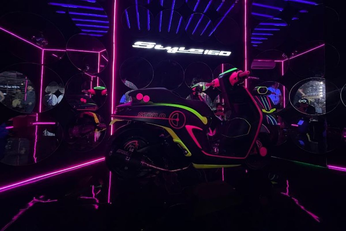 Honda Stylo hasil modifikasi seniman ultraviolet Onik yang dipamerkan di Synchronize Fest 2024. 