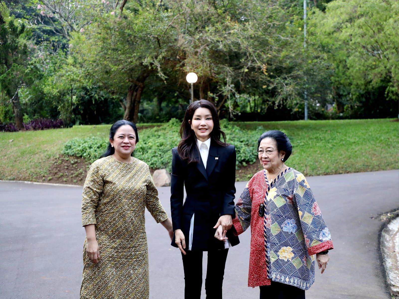 Ketika Megawati dan Puan Ajak Ibu Negara Korsel Keliling Istana Batu Tulis...