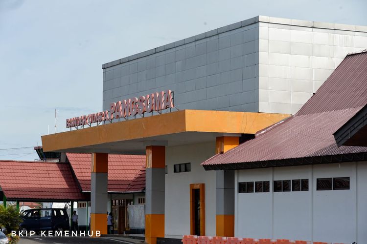 Bandara Pangsuma yang berlokasi di Putussibau, Kabupaten Kapuas Hulu, Kalimantan Barat. Bandara ini berada di kawasan perbatasan Indonesia-Malaysia. 