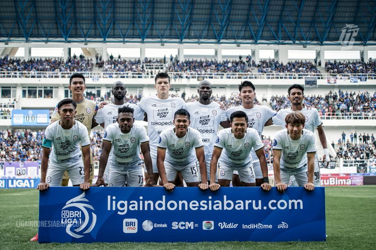 RANS Nusantara FC foto bersama jelang kick off pertandingan pekan 1 Liga 1 2022-2023 melawan PSIS Semarang yang berakhir dengan skor 0-0 di Stadion Jatidiri Semarang, Sabtu (23/7/2022) sore.