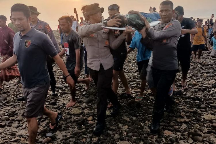 Korban tewas terseret ombak di pantai Lakey saat dievakuasi ke Puskemas Rasabou, Kecamatan Huu, Kabupaten Dompu, Senin (1/1/2024).