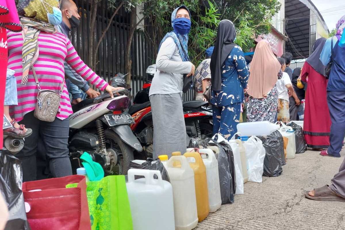 Ratusan warga Sumedang rela antre panjang, panas-panasan sejak pagi demi mendapatkan 4 Kg minyak curah di Sumedang kota, Senin (28/3/2022). AAM AMINULLAH/KOMPAS.com