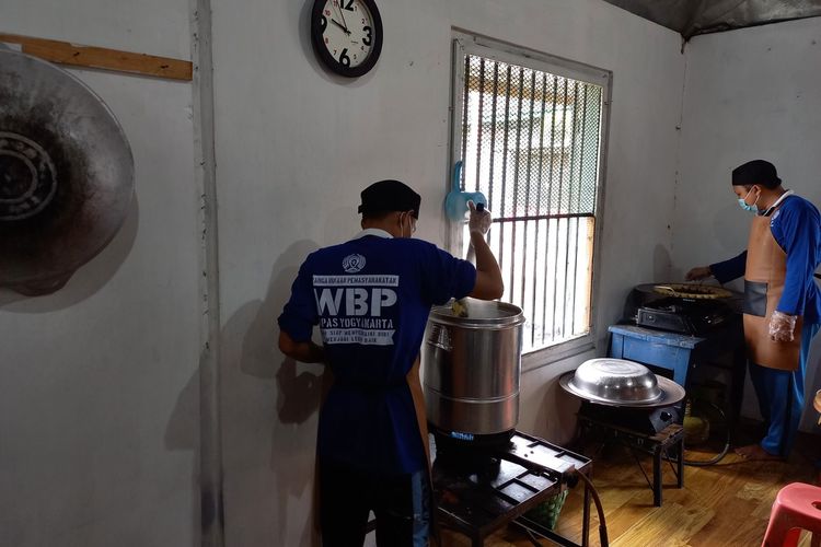 warga binaan saat mulai memasak bakpia, Selasa (22/02/2022)