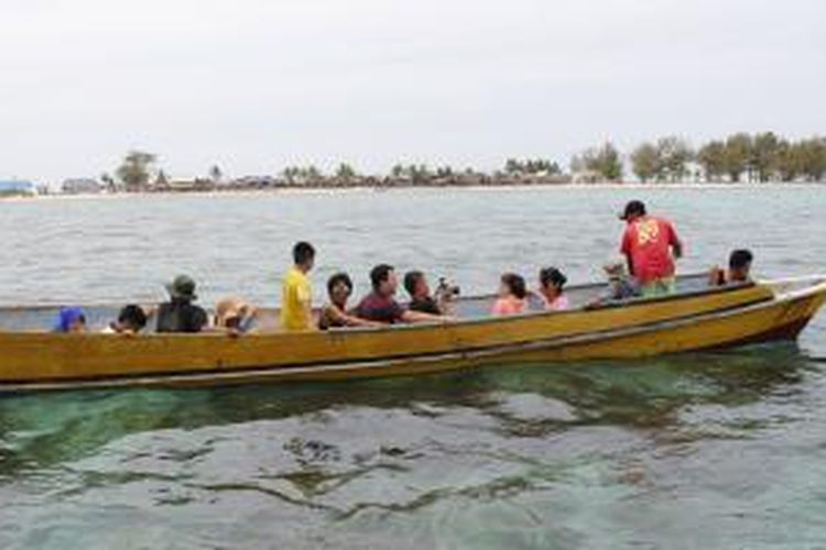 Menggunakan perahu menuju Pulau Sagori, di Kecamatan Kabaena Barat, Kabupaten Bombana, Sulawesi Tenggara, Selasa (22/12/2015).