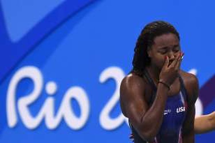 Perenang asal Amerika Serikat, Simone Manuel, memenangi medali emas Olimpiade nomor 100 meter gaya bebas perseorangan putri, Jumat (12/8/2016).