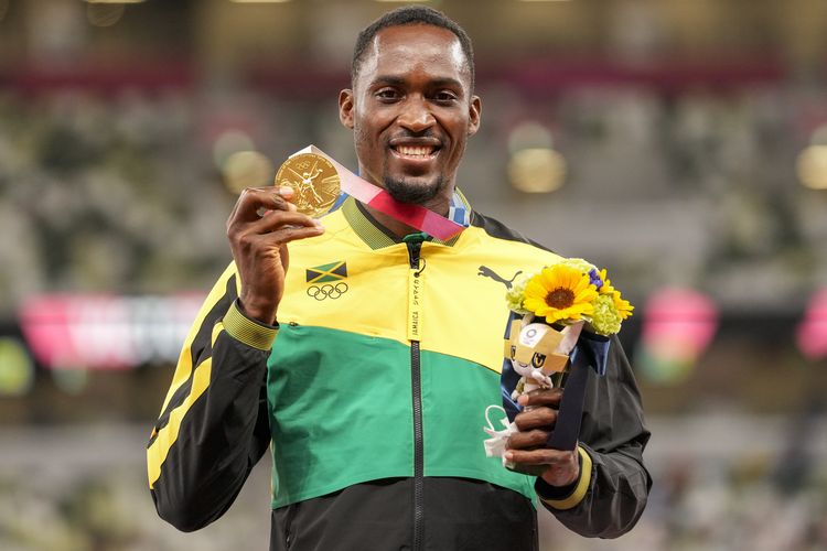 Hansle Parchment, atlet Jamaika peraih medali emas Olimpiade Tokyo 2020 cabor lari gawang 110 meter putra, berfoto di podium pada Kamis (5/8/2021).