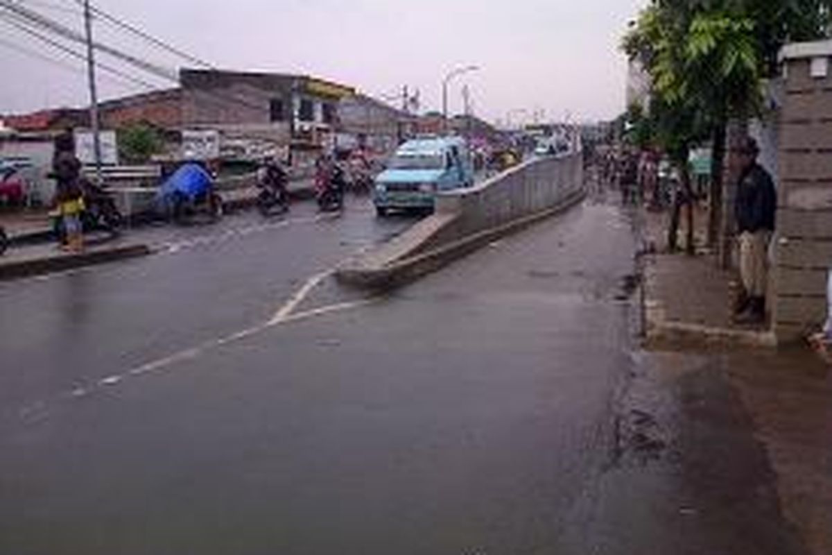 Banjir Telah Surut di Bawah Jembatan Layang Kalibata, depan Kampus Binawan 