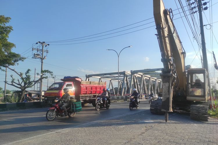 Kendaraan nampak melintas di Jembatan Sungai Babon Kota Semarang, Selasa (7/5/2024). (KOMPAS.COM/NUR ZAIDI)