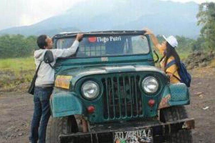 Mobil Jeep yang membawa wisatawan mengelilingi Gunung Merapi di Petung, Kepuharjo, Cangkringan, Sleman, Yogyakarta.