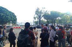 Ingin Sambut Paus Fransiskus, Warga Menanti di Seberang Istana Merdeka