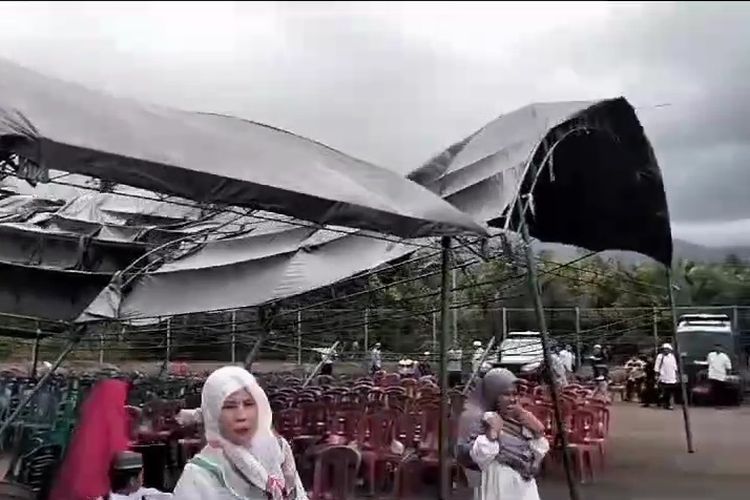 Sejumlah tenda roboh tiba-tiba diterjang angin kencang pada kegiatan Tabligh akbar memperingati Hari Perlawanan Rakyat Luwu (HPRL) ke-78 dan Hari Jadi Luwu (HJL) ke-756 berlangsung di stadion Andi Hasan Opu To Hatta Malili, Luwu Timur, Sulawesi Selatan, Sabtu (20/1/2024) sore.
