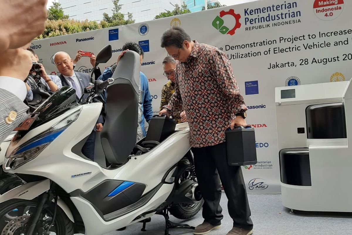 Penukaran baterai Honda PCX Electric bisa dilakukan di Alfamart