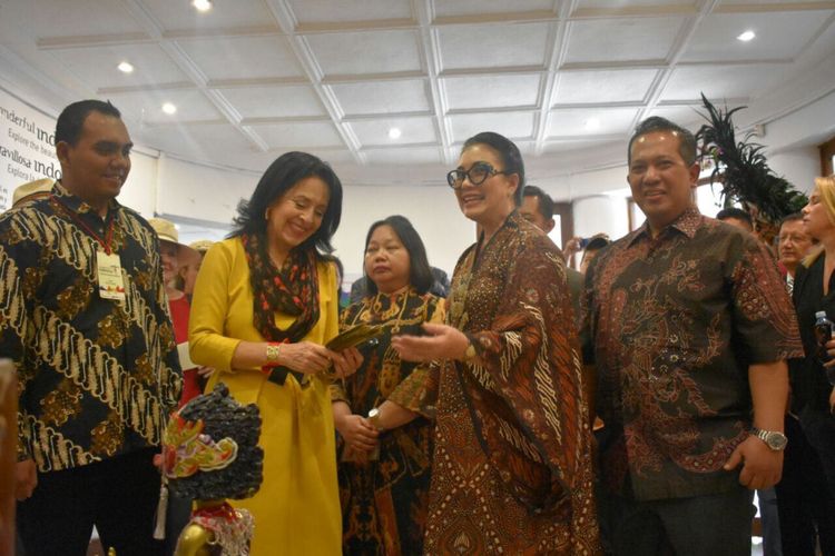 Ibu Negara Ekuador Rocio Gonzales Navas, didampingi Dubes Indonesia untuk Ekuador Diennaryasti Tjokrosuprihatono, Anggota Komisi VI DPR RI Andriyanto Johan Syah, dan Ketua Delegasi Indonesia Candra Saputra saat berada di CIDAP, Ekuador.