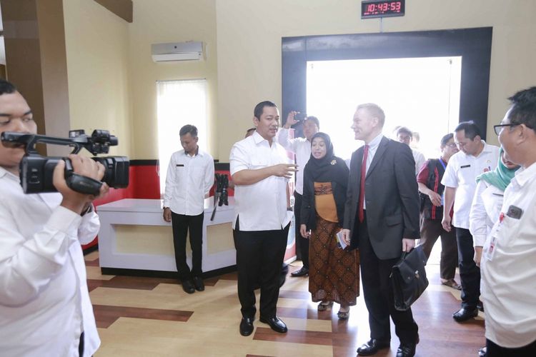 Wali Kota Semarang Hendrar Prihadi bertemu dengan delegasi Uni Eropa membahas kerjasama ekonomi di Kantor Wali Kota Semarang, Rabu (24/1/2018).