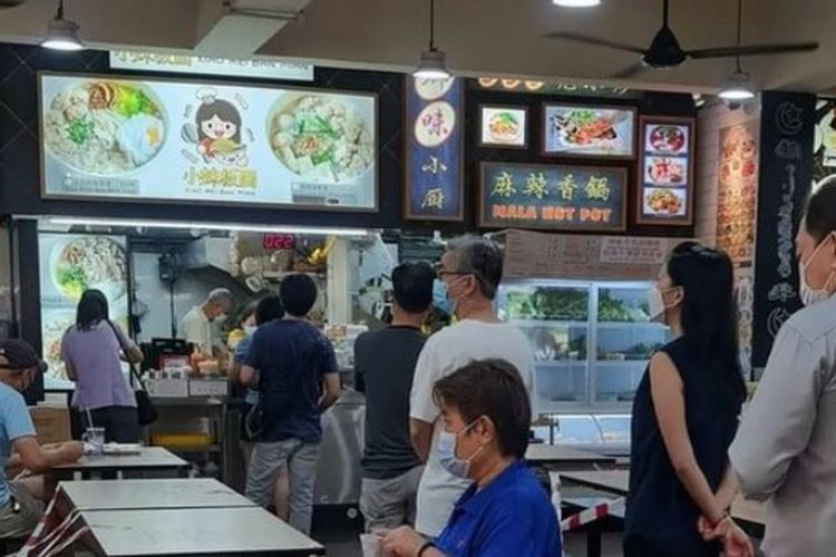 Sebuah warung makan mi di Singapura baru-baru ini memperlihatkan praktik jujur dalam menjalankan bisnisnya. Restoran mi bernama Xiao Mei Ban Mian itu mencari pembeli yang keliru kelebihan bayar.
