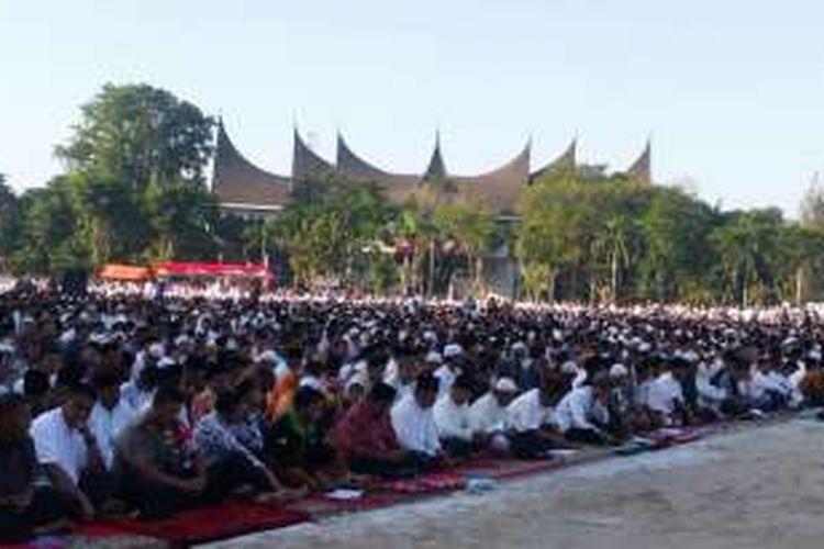 Presiden RI Joko Widodo menjalankan shalat Idul Fitri 1437 H di halaman Masjid Raya Sumatera Barat, Rabu (6/7/2016) pagi. 