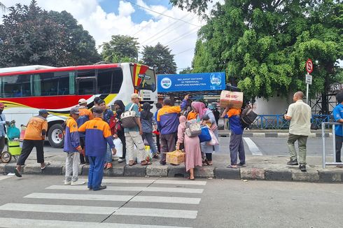 Keluhkan Oknum Porter Terminal Kampung Rambutan yang Memaksa, Pemudik: Sampai Narik Tas, Jadi Takut