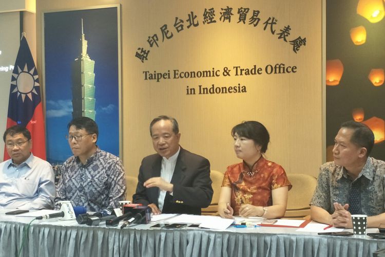 Kepala Taipei Economic and Trade Office (TETO) John C. Chen (Tengah) saat konferensi pers di Jakarta, Jumat (4/1/2019)