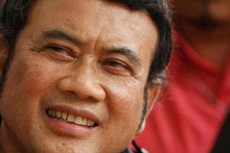 Penyanyi dangdut Rhoma Irama saat diwawancarai wartawan di Wisma Nusantara, Jalan MH Thamrin, Jakarta Pusat, Selasa (13/11/2012). Rhoma Irama menyatakan siap dicalonkan sebagai presiden. Kesiapan itu dia tegaskan setelah sebelumnya para ulama yang tergabung dalam Wasilah Silaturahim Asatidz Tokoh dan Ulama (Wasiat Ulama) mendaulat Rhoma Irama menjadi capres di Pemilu 2014. KOMPAS IMAGES/RODERICK ADRIAN MOZES