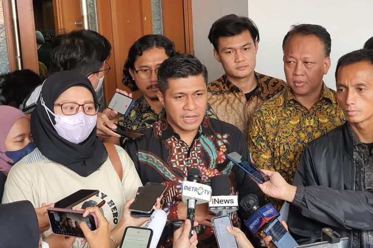 Keluarga korban obat batuk beracun yang mangakibatkan ratusan anak tewas dan kuasa hukumnya menyayangkan ketidakhadiran Kepala BPOM dan Menteri Kesehatan dalam sidang gugatan class action di Pengadilan Negeri Jakarta Pusat, Selasa (17/1/2023).
