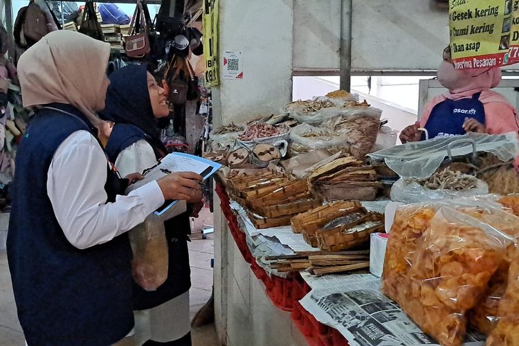 Petugas POM memeriksa makanan yang dijual di Pasar Manis Purwokerto, Kabupaten Banyumas, Jawa Tengah, Selasa (19/3/2024).