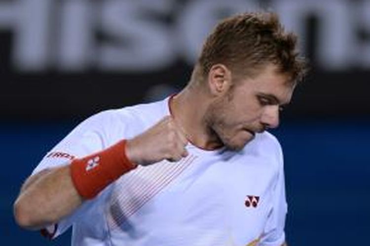 Petenis Swiss, Stanislas Wawrinka mengepalkan tangan setelah meraih poin atas petenis Serbia, Novak Djokovic, pada laga perempat final Australian Open di Rod Laver Arena, Selasa (21/01/2014). 