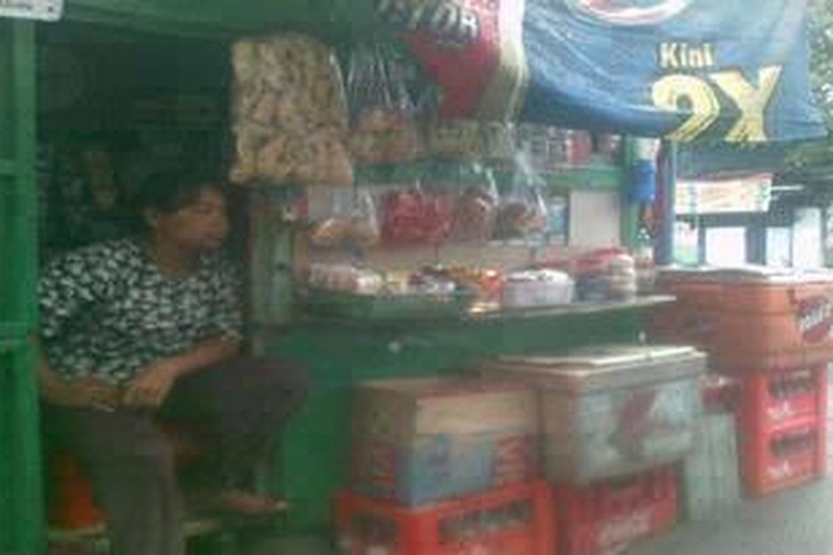 Ibu Rukiyah, salah satu pedagang kecil yang tergencet persaingan bisnis minimarket di Jakarta, Jumat (4/3/2011)