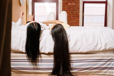 Cara Tidur Sehat untuk Kamu yang Punya Rambut Panjang