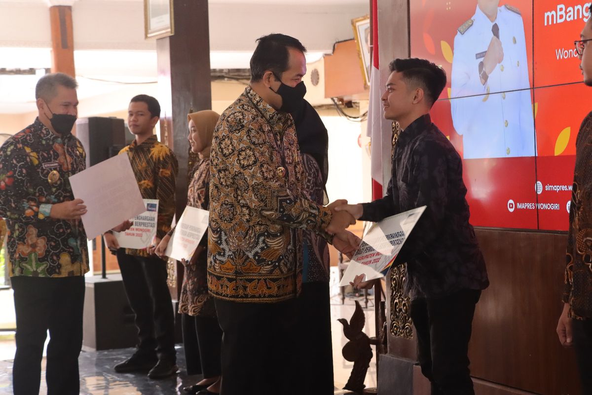 Bupati Wonogiri Joko Sutopo menyerahkan secara simbolis kepada mahasiswa penerima beasiswa mahasiswa berprestasi di Pendopo Kabupaten Wonogiri.
