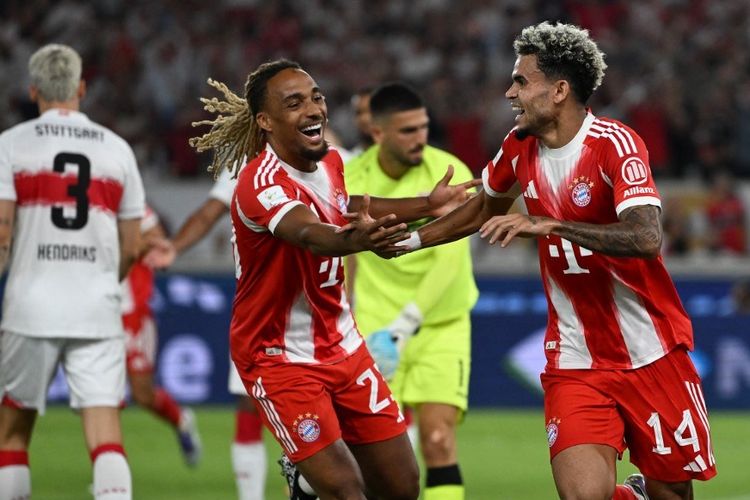 Sacha Boey (kiri) dan Luis Diaz merayakan gol dalam pertandingan sepak bola Piala Super Jerman 2025 antara VfB Stuttgart vs Bayern Munich di Stuttgart, Jerman selatan pada 16 Agustus 2025. (Foto oleh THOMAS KIENZLE / AFP) 