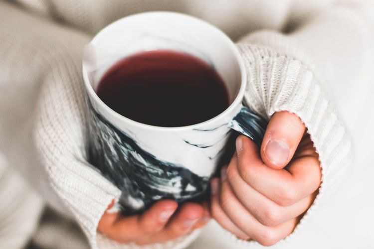 Kandungan asam di dalam teh bisa mengacaukan saluran cerna jika teh dikonsumsi dalam kondisi perut kosong.