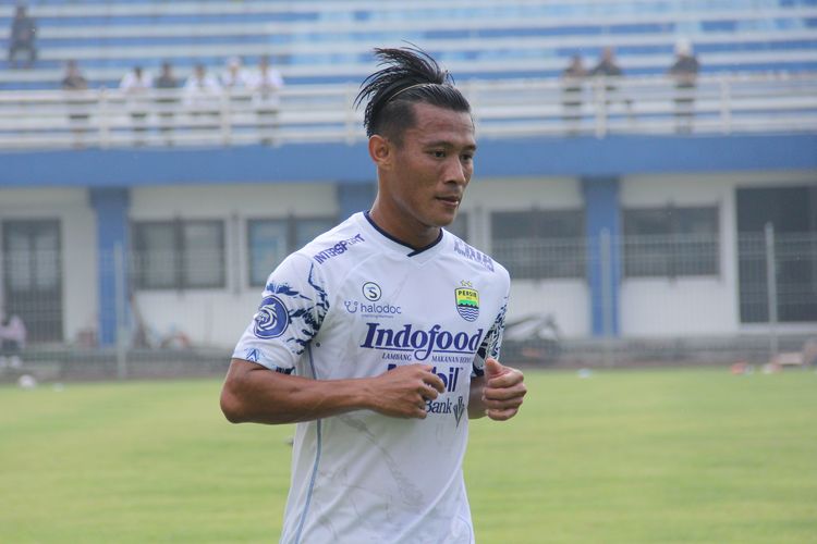 Bek kanan Persib Henhen Herdiana kala menjalani game internal di Stadion Persib, Sidolig, Jl Ahmad Yani Bandung dalam persiapan pramusim menatap Kompetisi Liga 1 2022-2023.
