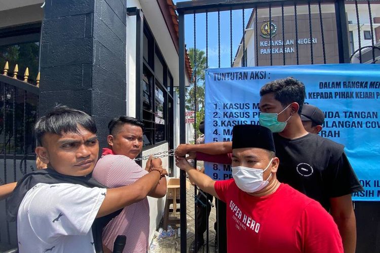 Penyegelan pintu pagar kantor Kejari Pamekasan menggunakan rantai besi oleh Front aksi mahasiswa (Famas) dan Pemuda Pengawal Keadilan (PPK) Pamekasan karena mereka tidak ditemui oleh Kajari Pamekasan untuk mengusut tuntas perkara mobil Sigap dan dugaan pidana korupsi lainnya.