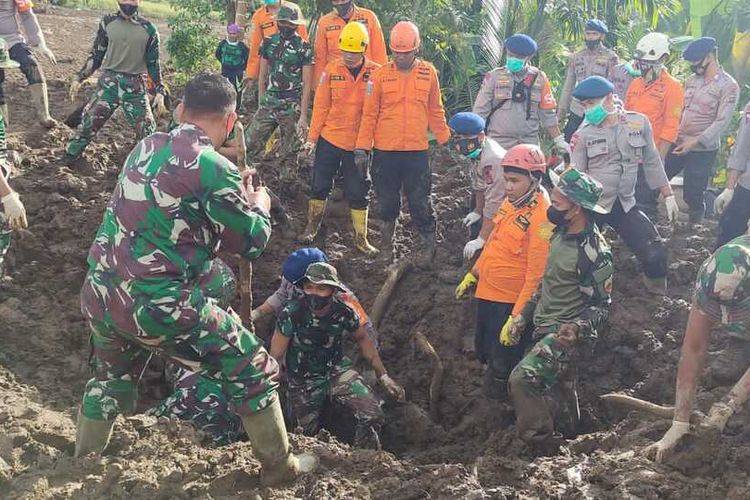 Petugas gabungan menggali tanah longsor untuk mengevakuasi salah satu korban yang tewas tertimbun di Nagari Malampah, Kecamatan Tigo Nagari, Kabupaten Pasaman, Sumbar, Rabu (2/3/2022).