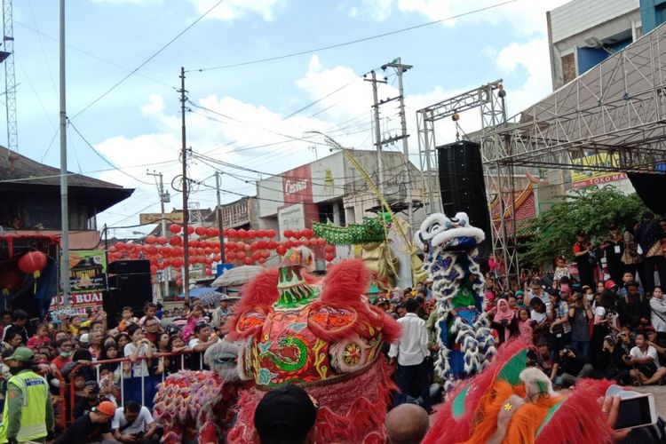 Pertunjukan barongsai sebagai budaya etnis Tionghoa yang ditampilkan dalam Grebeg Sudiro pada rangkaian perayaan Imlek di Solo, Minggu (3/2/2019).