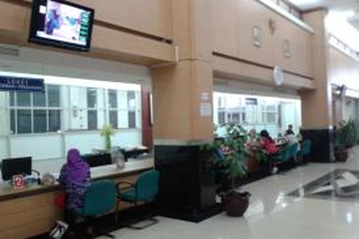 Suasana di ruang Pelayanan Terpadu Satu Pintu di Kantor Wali Kota Jakarta Barat, Senin (3/2/2014)