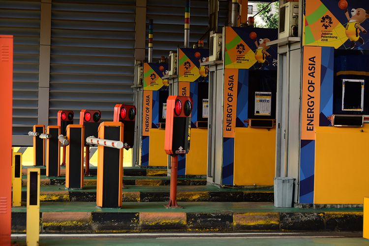 Sebanyak 4 pintu tol di Gerbang Tol Pasteur, Bandung, Jawa Barat, ditutup saat penerapan ganjil genap, Jumat (3/9/2021). 