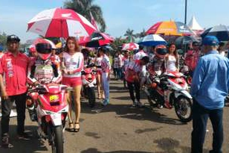 Para peserta Honda Dream Cup bersiap melakukan start di Manunggal Brigif 15 Kujang II, Cimahi, Minggu (24/7/2016).